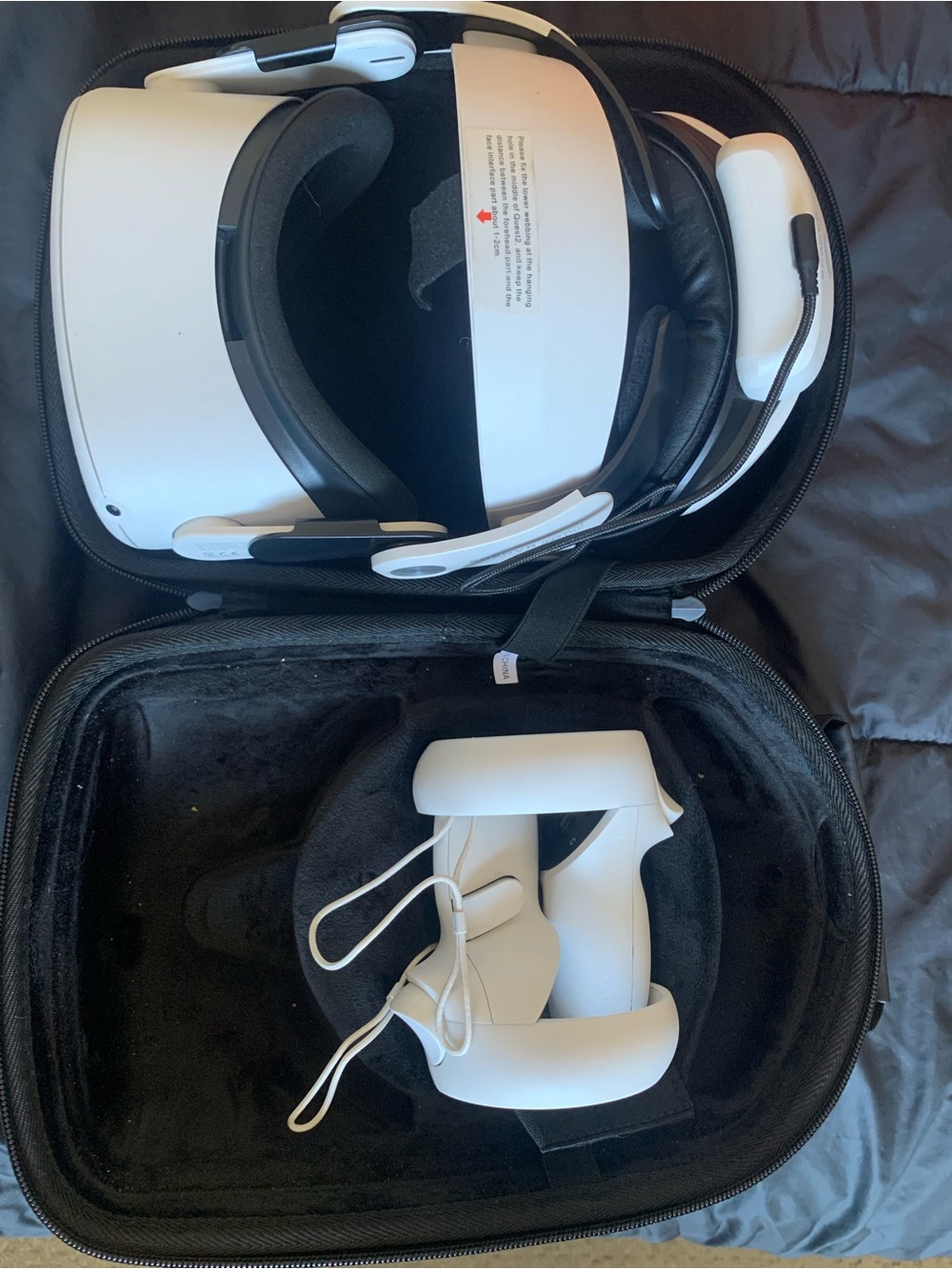 Oculus White Standalone VR Headset with Matching White Controllers